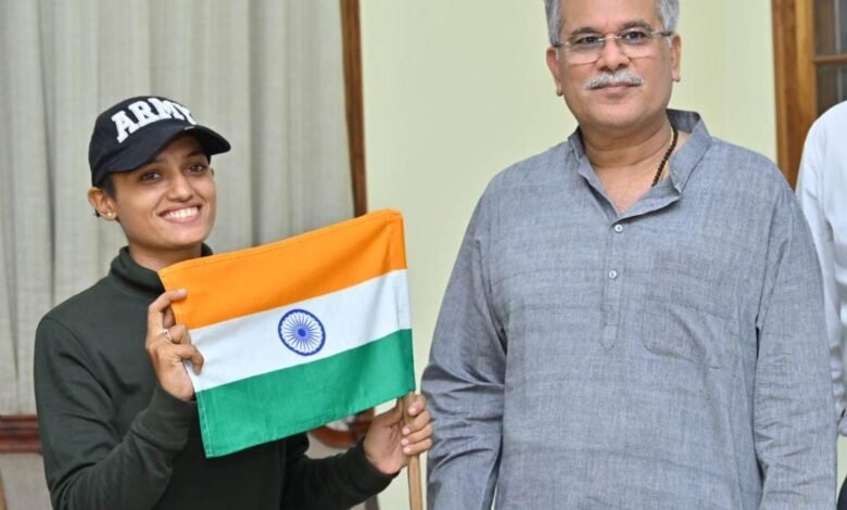 प्रदेश की पहली लेफ्टिनेंट वंशिका पाण्डेय ने मुख्यमंत्री से की सौजन्य मुलाकात 1 State's first lieutenant Vanshika Pandey met the Chief Minister with courtesy