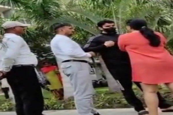 नोएडा हाईराइज हंगामा: आरोपी नेता फरार, पुलिस ने 4 को हिरासत में लिया, 3 कार जब्त 1 Subscribe karei 4rth eye news 29