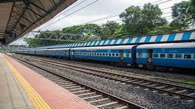 रेलवे स्टेशन में अज्ञात व्यक्ति ने स्टेशन मास्टर को मारा तीर, जीआरपी में मामला दर्ज 1 subcribe 4rth eye news 4