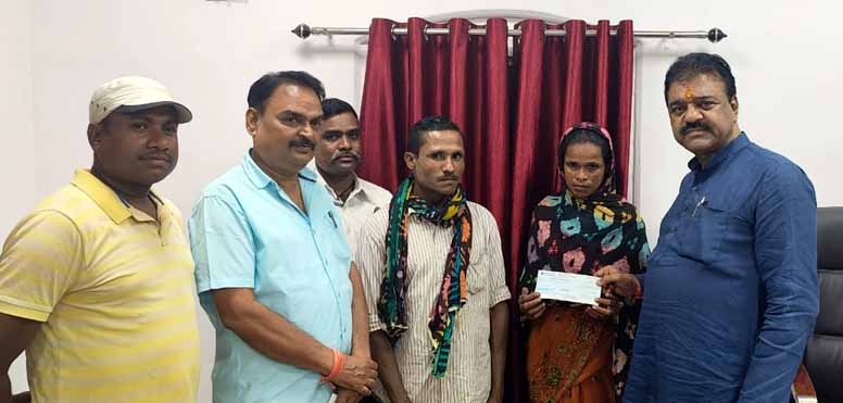 संसदीय सचिव के प्रयासों से मृत छात्रों के परिजनों को मिली दो लाख रुपए की आर्थिक सहायता 1 subcribe 4rth eye news 31