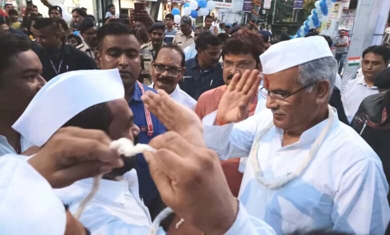 मुख्यमंत्री के रायगढ़ आगमन पर काँग्रेस सेवादल ने किया परम्परा अनुसार स्वागत 1 subcribe 4rth eye news 9