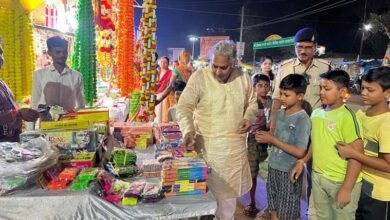 Photo of वोरा ने खऱीदे मिट्टी के दीये और पटाखे
