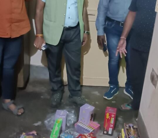 पटाखा व्यापारियों के यहां कार्यवाही, 50 लाख से ऊपर के पटाखे जप्त 1 subcribe 4rth eye news 103