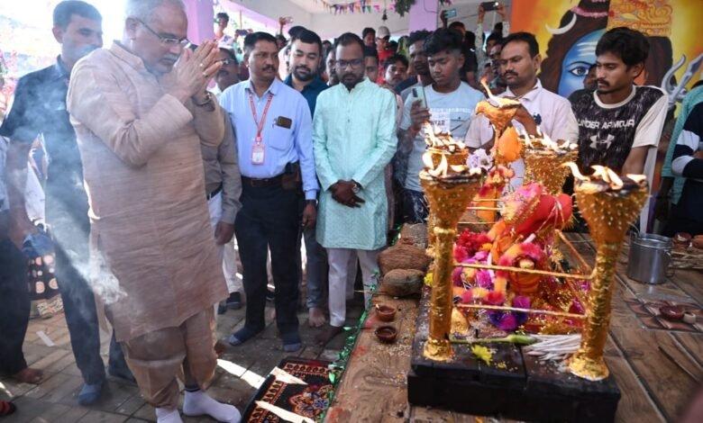 मुख्यमंत्री भूपेश बघेल ने गौरा-गौरी की पूजा अर्चना कर प्रदेशवासियों की सुख समृद्धि की कामना की 1 subcribe 4rth eye news 18