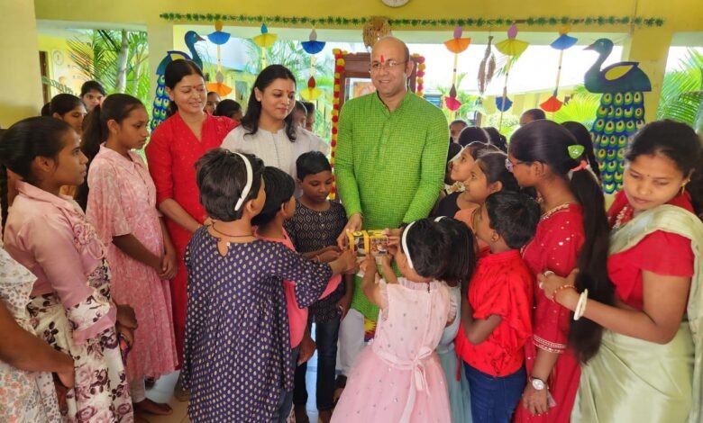 बालिका गृह की बच्चियों संग कलेक्टर ने बाँटी दीवाली की ख़ुशियाँ, पत्नी सहित खम्हारडीह पहुँच बच्चियों के साथ मनाई दीवाली 1 subcribe 4rth eye news 33