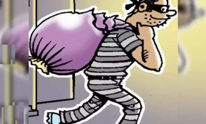 किराना दुकान का टूटा ताला, नकदी 4 लाख पार 1 subcribe 4rth eye news 4