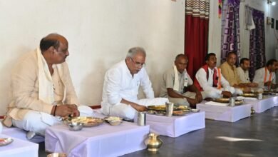 Photo of मुख्यमंत्री भूपेश बघेल ने किसान वेदराम के घर पर लिया छत्तीसगढिय़ा भोजन का स्वाद