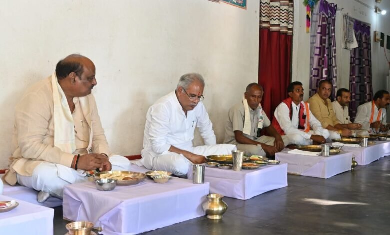 मुख्यमंत्री भूपेश बघेल ने किसान वेदराम के घर पर लिया छत्तीसगढिय़ा भोजन का स्वाद 1 subcribe 4rth eye news 46
