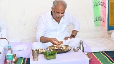 Photo of मुख्यमंत्री बाबूलाल माली के घर पहुंचकर किया पारम्परिक छत्तीसगढिय़ा भोजन