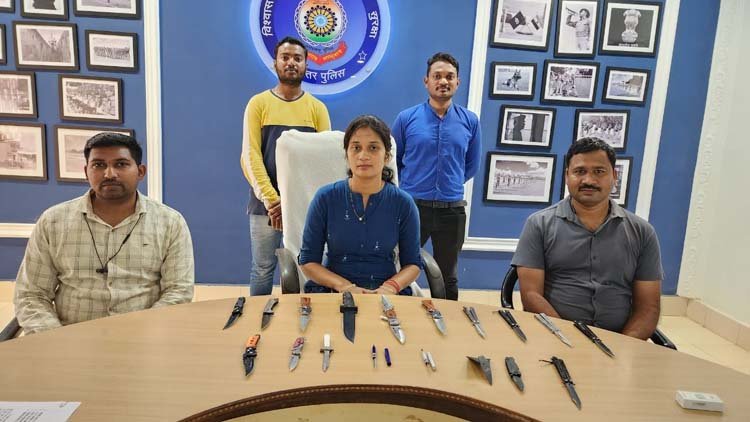 ऑनलाईन मंगाये गये 18 नग चाकू बरामद कर, जप्त किया गया 1 subcribe 4rth eye news 90
