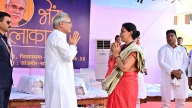 Photo of मुख्यमंत्री ने शहीद रुद्र प्रताप सिंह कीं पत्नी का किया सम्मान