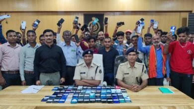 Photo of धनतेरस से एक दिन पूर्व प्रार्थियो के गुम हुए 100 मोबाईल लौटाए गये