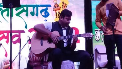 Photo of जब राज्योत्सव के मंच पर चढ़े कलेक्टर, गिटार लेकर बाँध दिया समा 