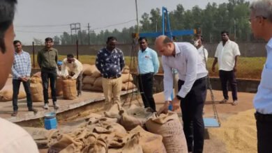 Photo of धान खरीदी का जायजा लेने पचेड़ा पहुंचे कलेक्टर भुरे