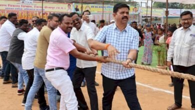 Photo of खेल के दौरान विधायक और कलेक्टर जमीन पर गिरे
