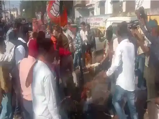 विधायक का पुतला दहन करने के दौरान भाजपा नेताओं का पुलिस से हुई छीना-झपटी 1 ptd 1669346209