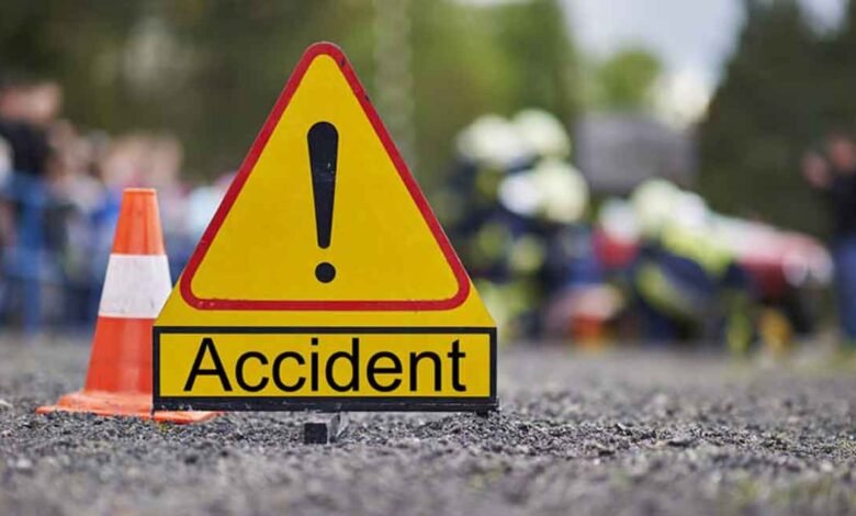 तेज रफ्तार हाइवा ने बाइक सवार युवकों को रौंदा,एक की मौत दुसरा घायल 1 road accident shutterstock