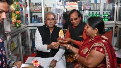 Photo of मुख्यमंत्री ने फेमस पान सेंटर पहुंचकर लिया पान का स्वाद