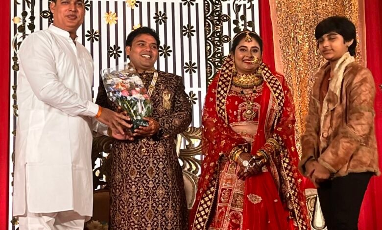 दो प्रशासनिक अफसरों ने की शादी, ऐसा रहा है इनका सफर 1 Fia5PxZWQAEsNF8