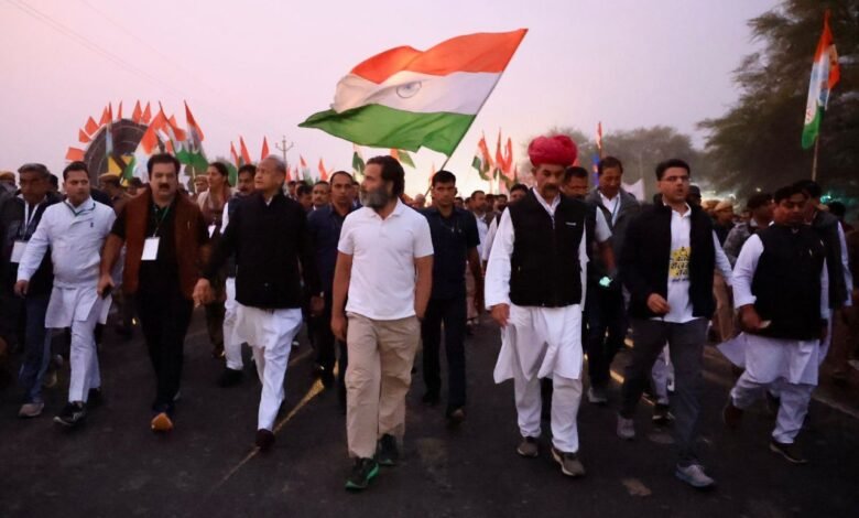 राजस्थान पहुंची राहुल गांधी की भारत जोड़ो यात्रा, मंच पर मिला यह खूबसूरत तोहफा 1 FjMKiPbacAIx DT