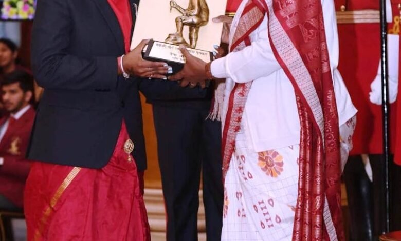 मुख्यमंत्री ने पर्वतारोही नैना सिंह धाकड़ को राष्ट्रपति द्वारा सम्मानित होने पर दी बधाई एवं शुभकामनाएं 1 cg 2