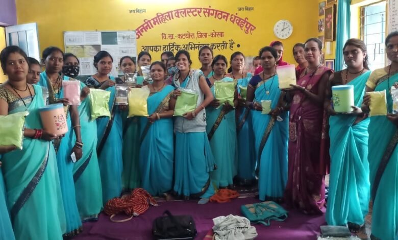 पालक लाल भाजी और पलाश के फूलों से तैयार किया जा रहा गुलाल 1 1677490812 5c6428cc3f603b6ce44a