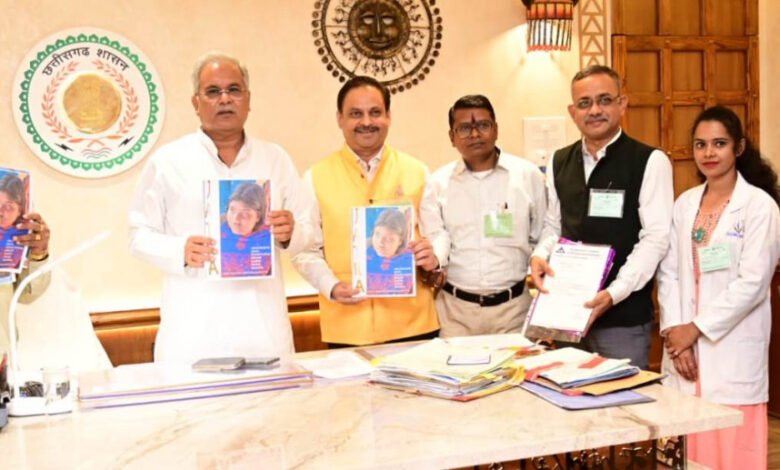 मुख्यमंत्री भूपेश बघेल ने विशेष संरक्षित जनजातियों पर आधारित पुस्तिका ’जात्रा’ का किया विमोचन 1 1677841099 cf8151269fe4d4a355bf