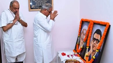 Photo of मुख्यमंत्री ने लोकप्रिय जननेता बिसाहू दास महंत और लोक नाचा के जनक दाऊ दुलार सिंह मंदराजी की जयंती पर उन्हें किया नमन