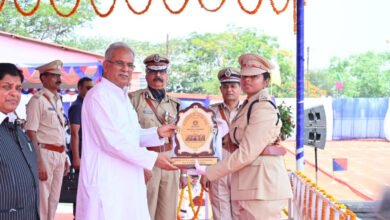 Photo of मुख्यमंत्री भूपेश बघेल ने पुलिस अधिकारियों को दिया पुरस्कार