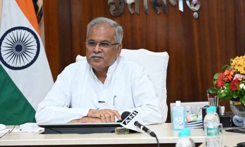 मुख्यमंत्री भूपेश बघेल आज यहां अपने निवास कार्यालय में विशेष पिछड़ी जनजाति 'पहाड़ी कोरवा' और 'बिरहोर' जनजाति के युवाओं को नियुक्ति पत्र वितरण समारोह में शामिल हो रहे हैं 1 1682064005 01d0fab236d74ac57d00