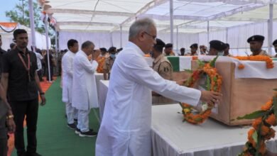 Photo of मुख्यमंत्री बघेल ने आईईडी ब्लास्ट में शहीद जवानों को नमन करते हुए उनके पार्थिव शरीर पर पुष्पगुच्छ अर्पित कर श्रद्धाजंलि दी
