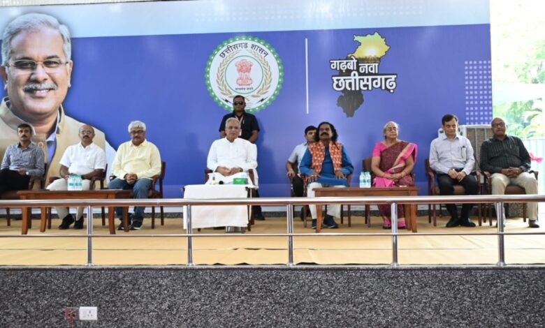 मुख्यमंत्री भूपेश बघेल अपने निवास कार्यालय परिसर में आयोजित आभार कार्यक्रम में शामिल हो रहे हैं 1 1683527566 1e9a82d13e045ce1a34e