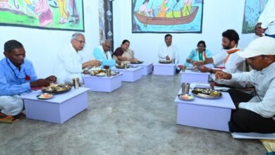 Photo of लक्ष्मीन बाई रामु निषाद के घर भोजन ग्रहण किया मुख्यमंत्री ने