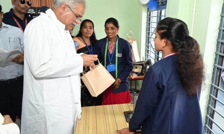 मुख्यमंत्री ने महिलाओं की उद्यमशीलता को सराहा समूहों की महिलाओं से की चर्चा 1 1683551404 588198935aa462f0db7e