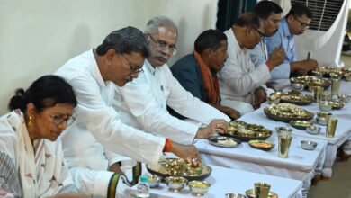 Photo of मुख्यमंत्री ने ग्राम चिर्रा निवासी किसान सुभाष के घर स्वादिष्ट छत्तीसगढी व्यंजन भोजन का लिया स्वाद