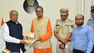 Photo of राज्यपाल से वरिष्ठ इतिहासकार आचार्य रमेंद्रनाथ मिश्र ने की सौजन्य भेंट