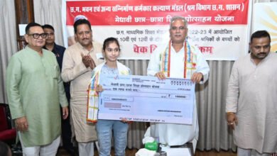 Photo of सीएम बघेल ने श्रमिक परिवार के 10 मेधावी छात्र.छात्राओं को एक.एक लाख रूपए का चेक दिया गया