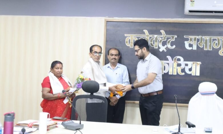 कलेक्टर ने शासकीय सेवकों के सेवानिवृत्ति पर किया सम्मान, शाल श्रीफल के साथ सौंपे पेंशन भुगतान आदेश 1 1685609432 7a8bcb73572d1152df0d