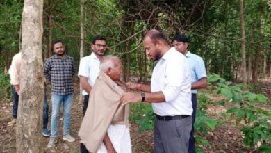 Photo of बस्तर ग्रीन मैन दामोदर कश्यप से कलेक्टर दयाराम ने की भेंट