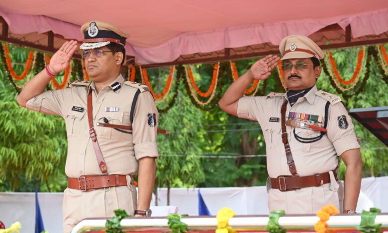 पुलिस प्रशिक्षण विद्यालय माना में 469 पुरूष,महिला एवं तृतीय लिंग नवआरक्षकों का दीक्षांत परेड कार्यक्रम संपन्न 1 1688118001 617109074de8f7339daf