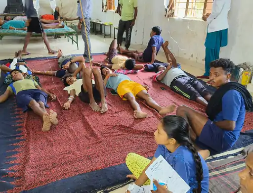 अस्पताल में जगह नहीं होने से आश्रम में किया जा रहा इलाज, दो दिन में पहुंच गए 300 से ज्यादा मरीज:- बीजापुर के 13 गांवों में फैला हुआ हैं डायरिया 1 अस्पताल