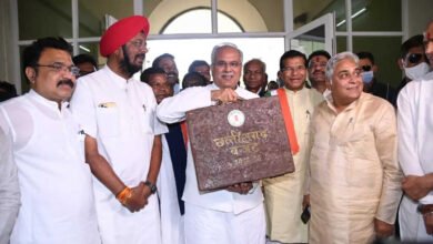 Photo of सीएम भूपेश का एलान:- सरकारी कर्मचारियों का DA 4%, संविदाकर्मियों के वेतन में 27% की बढ़ोतरी.