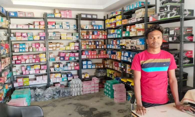 नीलाम्बर को अनुसूचित जनजाति वर्ग स्मॉल बिजनेस योजना का मिला लाभ 1 1688298038 5479299b9ec94de275b4
