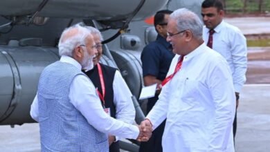 Photo of पीएम मोदी रायपुर पहुंचने हेलीपेड पर मुख्यमंत्री भूपेश ने उनकी अगवानी की