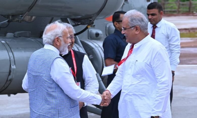 पीएम मोदी रायपुर पहुंचने हेलीपेड पर मुख्यमंत्री भूपेश ने उनकी अगवानी की 1 1688707932 8cfe37aef1503ae7a7d2