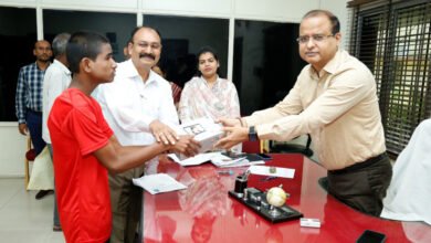 Photo of कलेक्टर तारन प्रकाश सिन्हा ने दिया टेबलेट :- अब ललित की पढ़ाई होगी आसान.