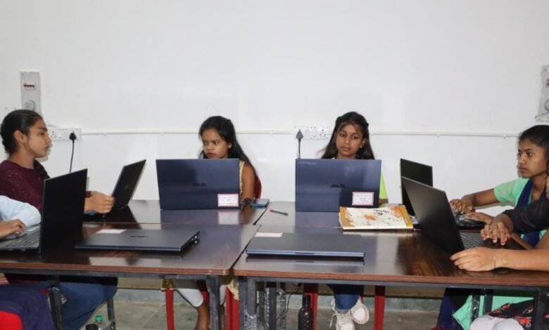 रोजगारोन्मुखी नि:शुल्क आवासीय प्रशिक्षण कोर्स से जिले की युवतियों को मिला बेहतर कैरियर बनाने का अवसर। 1 1689425530 7ae4448d9a91f4bbcc09