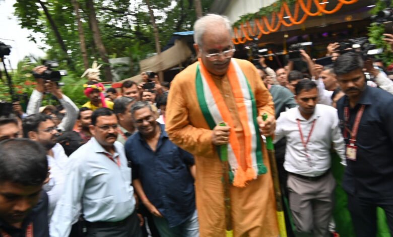 गेड़ी पर चढ़कर सरपट चले मुख्यमंत्री 1 1689577047 6f152eec091951f730d0