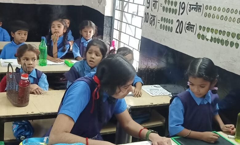 जब शिक्षिका पहुंची स्कूल यूनिफार्म में तब बच्चों ने पढाई में दिखाया उत्साह. 1 1689762077 de8e3db824e69b7b30aa