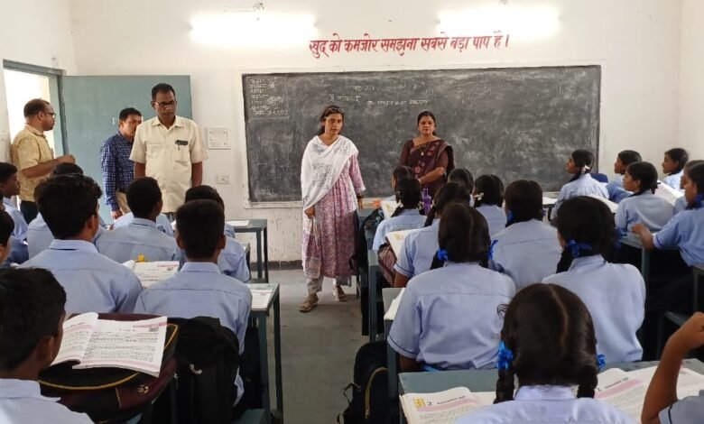 कलेक्टर ने स्कूलों के मरम्मत और जीर्णोद्धार कार्यों का अवलोकन किया 1 1690014098 31d1d0bb0d8af7ed79d6 1